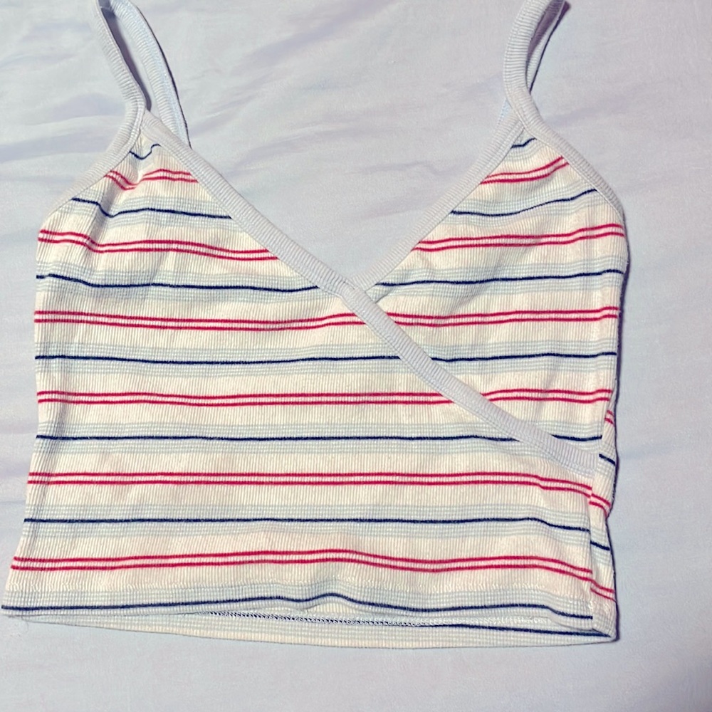 It’s a blue & red & white crop top fits very nicely :)